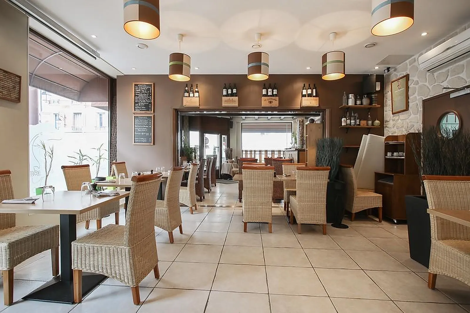 Cafés et Restaurants, RESTAURANTS - GENNEVILLIERS (HAUTS-DE-SEINE) : LL&RSQUO;AMBASSADE DES TERROIRS