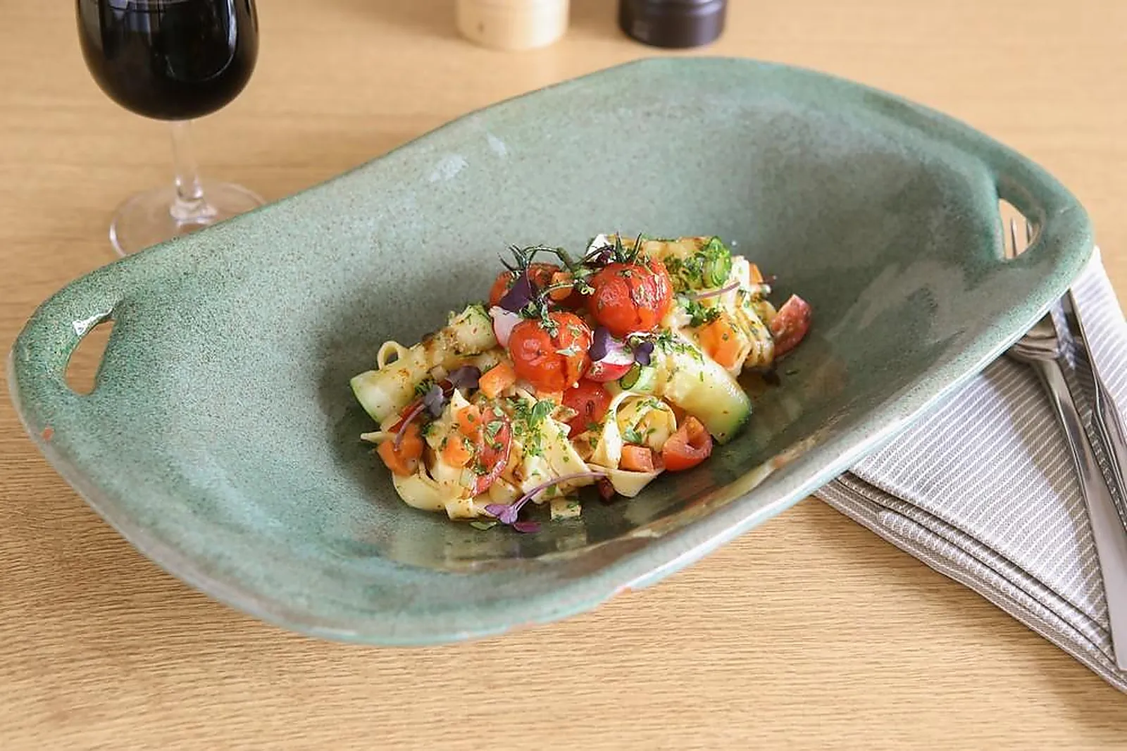 Cafés et Restaurants, RESTAURANTS - GENNEVILLIERS (HAUTS-DE-SEINE) : LL&RSQUO;AMBASSADE DES TERROIRS