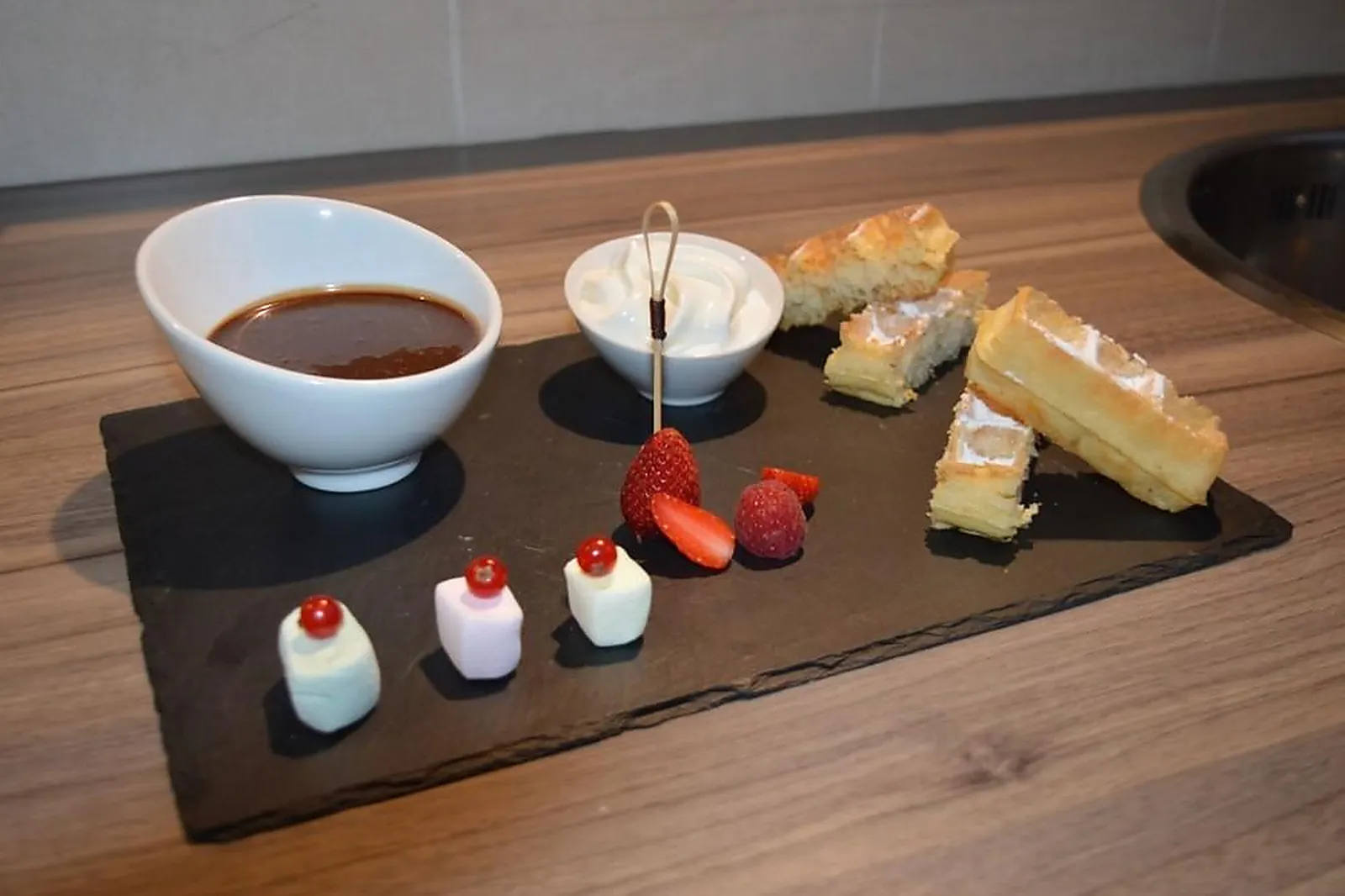 Cafés et Restaurants, RESTAURANTS - GRUISSAN (AUDE) : AUX DEUX OLIVIERS