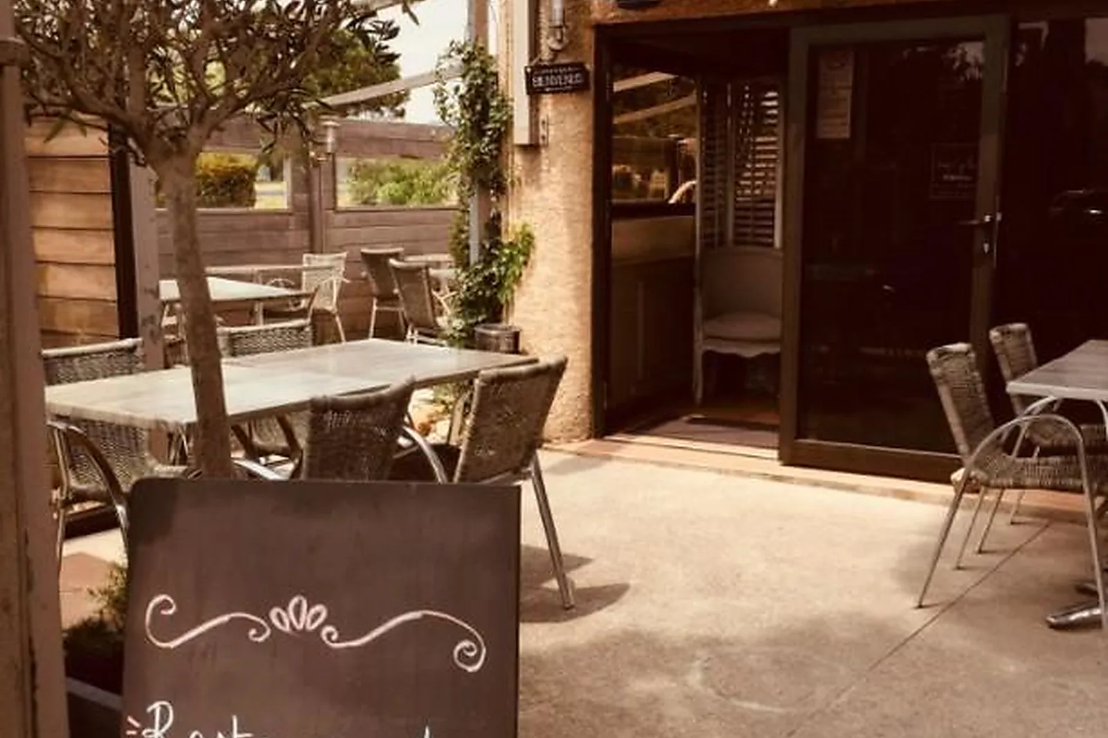 Cafés et Restaurants, RESTAURANTS - GRUISSAN (AUDE) : AUX DEUX OLIVIERS