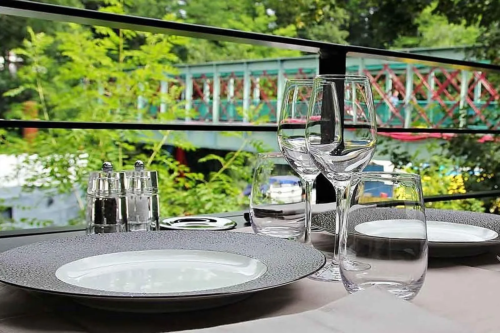 Cafés et Restaurants, RESTAURANTS - ISSY-LES-MOULINEAUX (HAUTS-DE-SEINE) : LA PASSERELLE