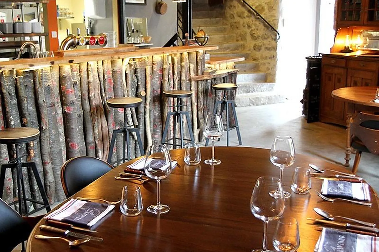 Cafés et Restaurants, RESTAURANTS - LAGRASSE (AUDE) : LE BASTION