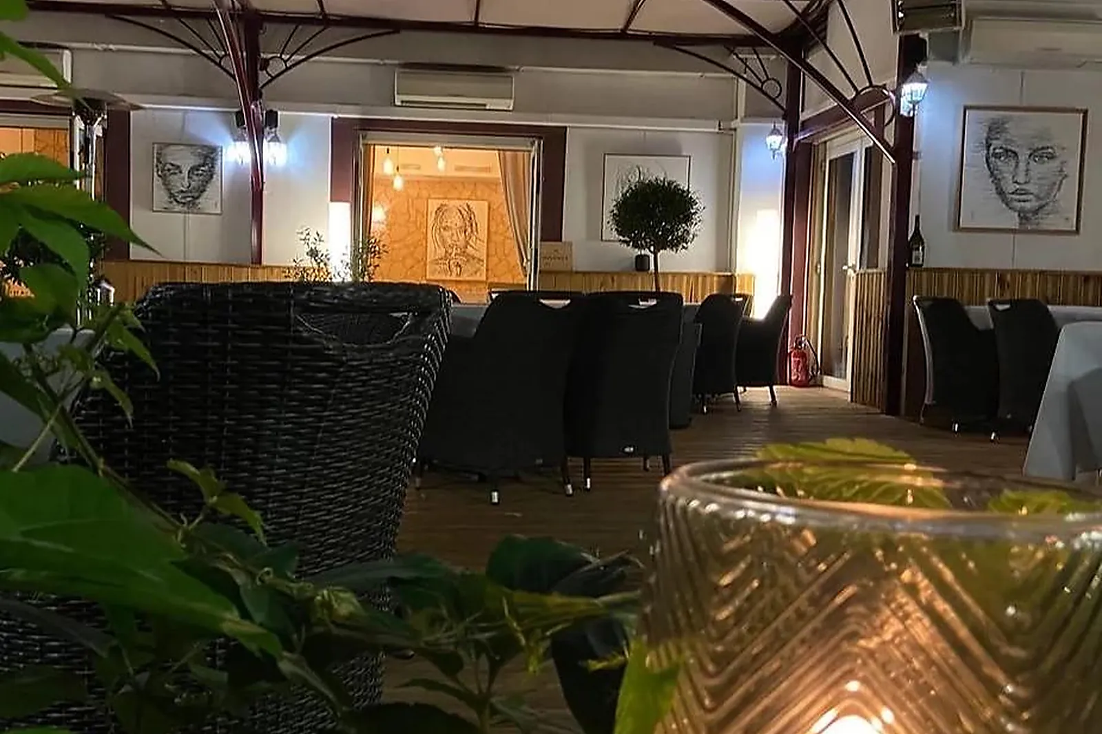 Cafés et Restaurants, RESTAURANTS - LA BASTIDONNE (VAUCLUSE) : LA TERRASSE DL&RSQUO;OLIVIER