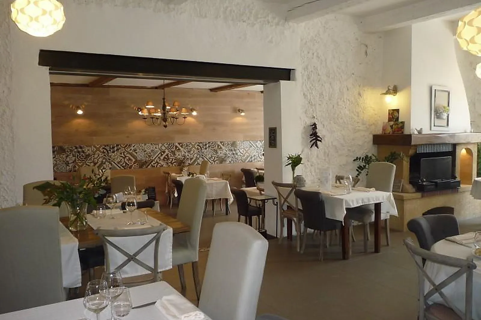Cafés et Restaurants, RESTAURANTS - LA BOUILLADISSE (BOUCHES-DU-RHÔNE) : RESTAURANT LA FENIÈRE
