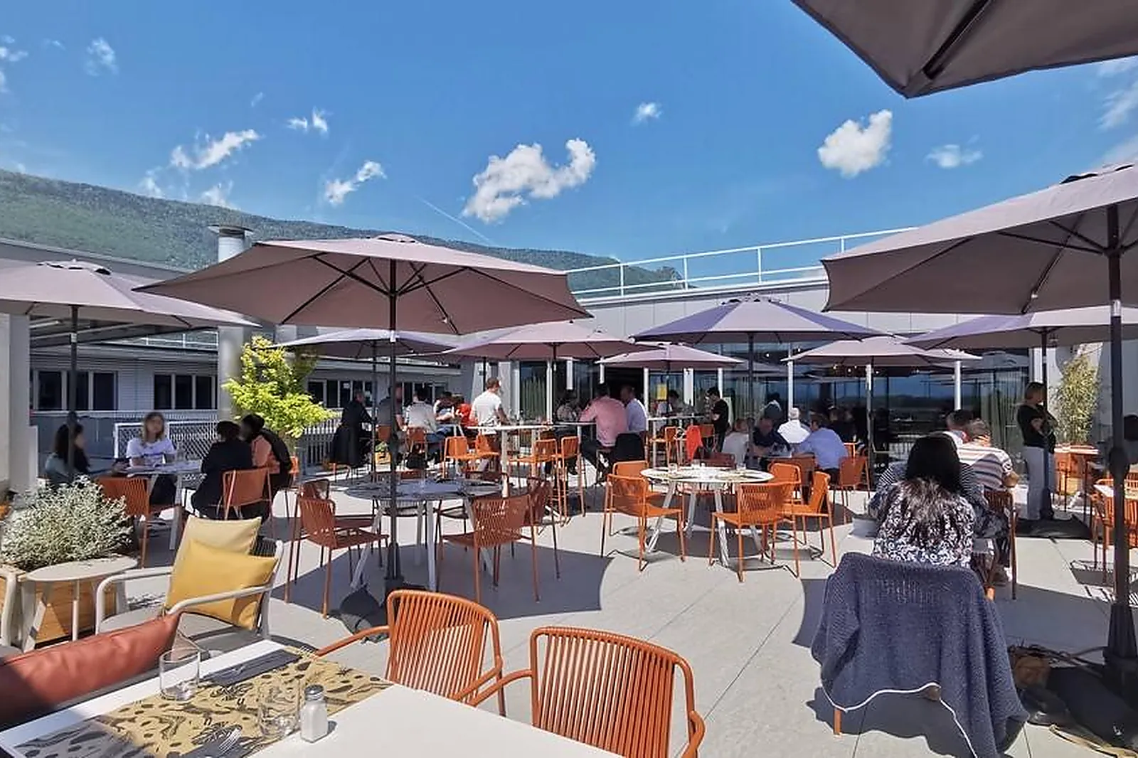 Cafés et Restaurants, RESTAURANTS - LA MOTTE-SERVOLEX (SAVOIE) : LE SUPERNOVA