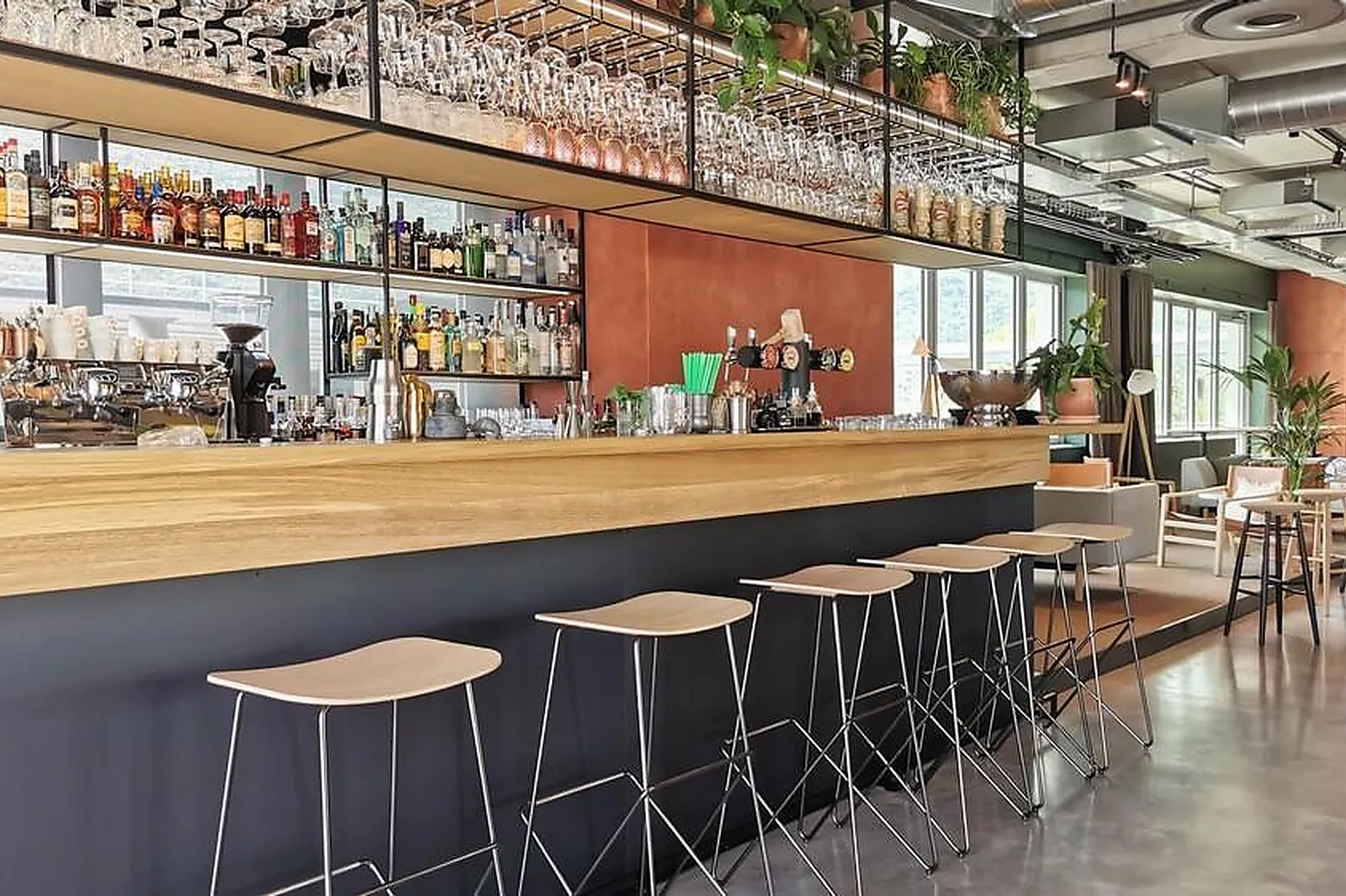 Cafés et Restaurants, RESTAURANTS - LA MOTTE-SERVOLEX (SAVOIE) : LE SUPERNOVA