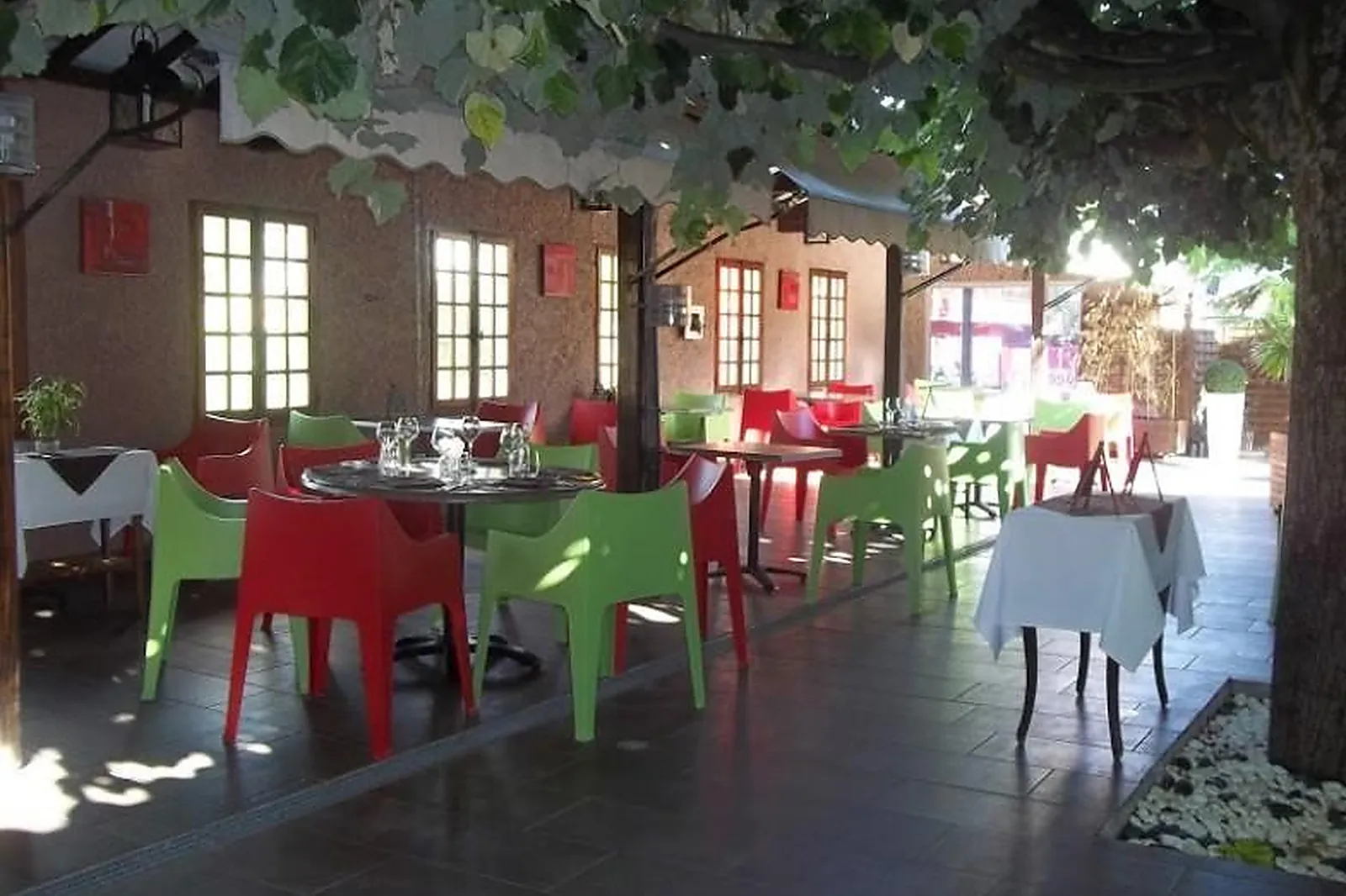 Cafés et Restaurants, RESTAURANTS - LES ECHETS (AIN) : LA TABLE DES DOMBES