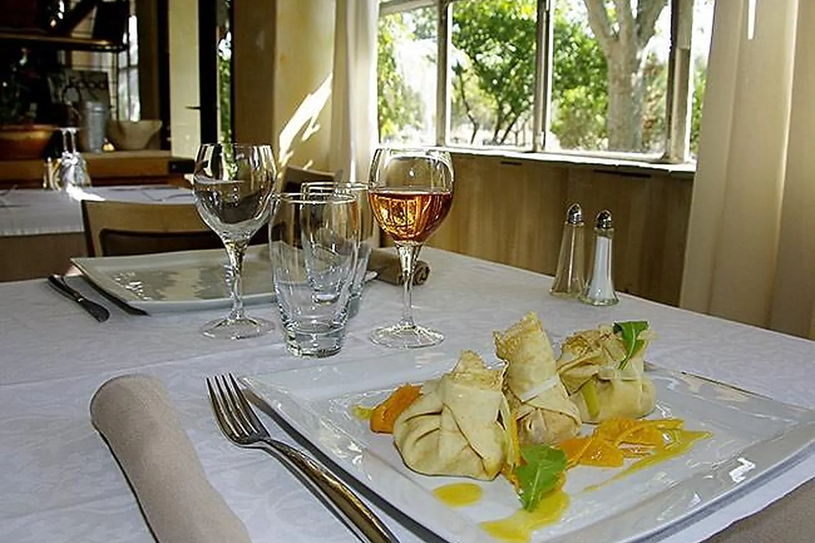 Cafés et Restaurants, RESTAURANTS - LES PENNES-MIRABEAU (BOUCHES-DU-RHÔNE) : LA BONNE BRISE