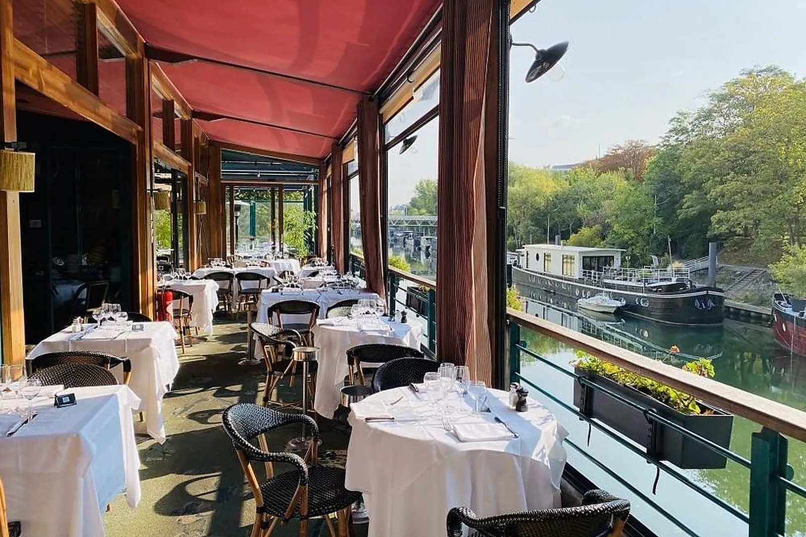 Cafés et Restaurants, RESTAURANTS - LEVALLOIS-PERRET (HAUTS-DE-SEINE) : LE PETIT POUCET
