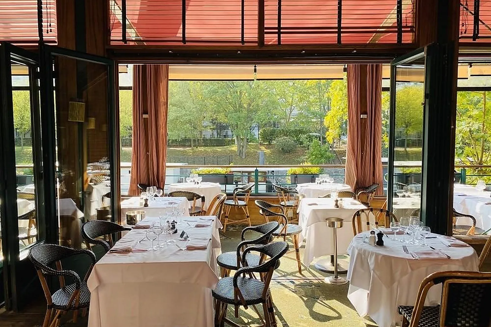 Cafés et Restaurants, RESTAURANTS - LEVALLOIS-PERRET (HAUTS-DE-SEINE) : LE PETIT POUCET