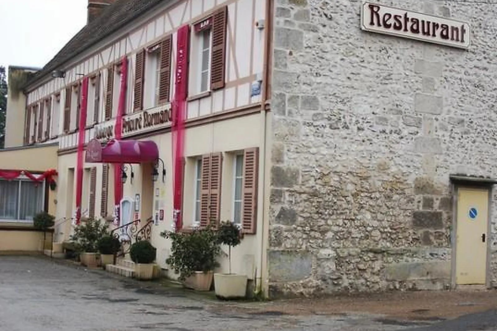 Cafés et Restaurants, RESTAURANTS - LE NEUBOURG (EURE) : LA LONGÈRE