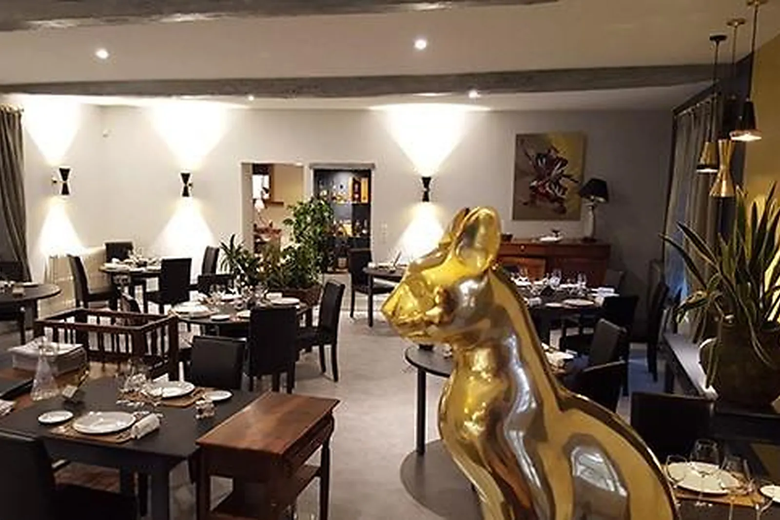 Cafés et Restaurants, RESTAURANTS - LUXE (CHARENTE) : AUBERGE DU CHEVAL BLANC LUXE