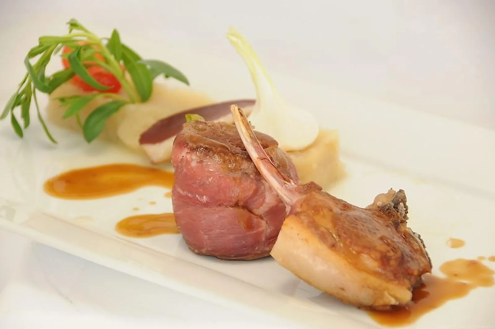 Cafés et Restaurants, RESTAURANTS - LUXE (CHARENTE) : AUBERGE DU CHEVAL BLANC LUXE