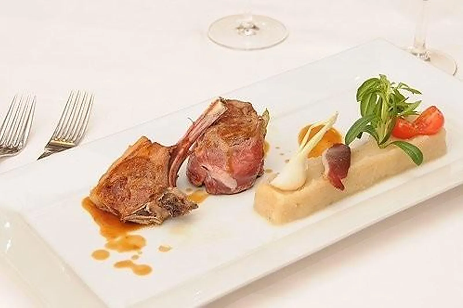 Cafés et Restaurants, RESTAURANTS - LUXE (CHARENTE) : AUBERGE DU CHEVAL BLANC LUXE