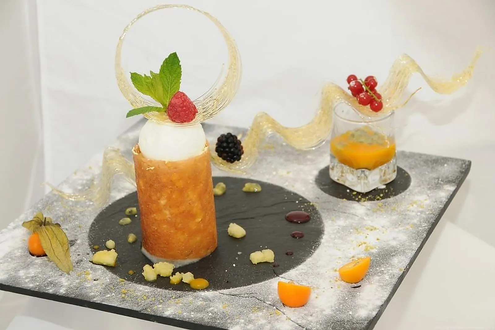 Cafés et Restaurants, RESTAURANTS - LUXE (CHARENTE) : AUBERGE DU CHEVAL BLANC LUXE