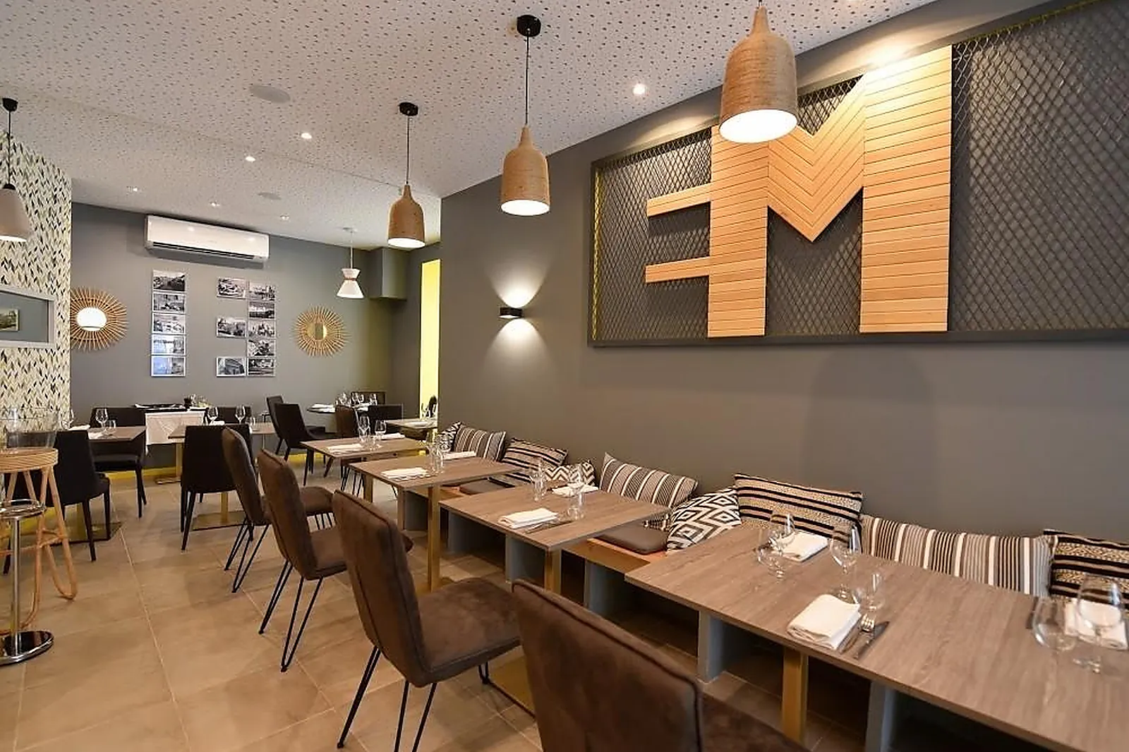 Cafés et Restaurants, RESTAURANTS - MARSEILLE (BOUCHES-DU-RHÔNE) : LL&RSQUO;ESCAPADE MARSEILLAISE