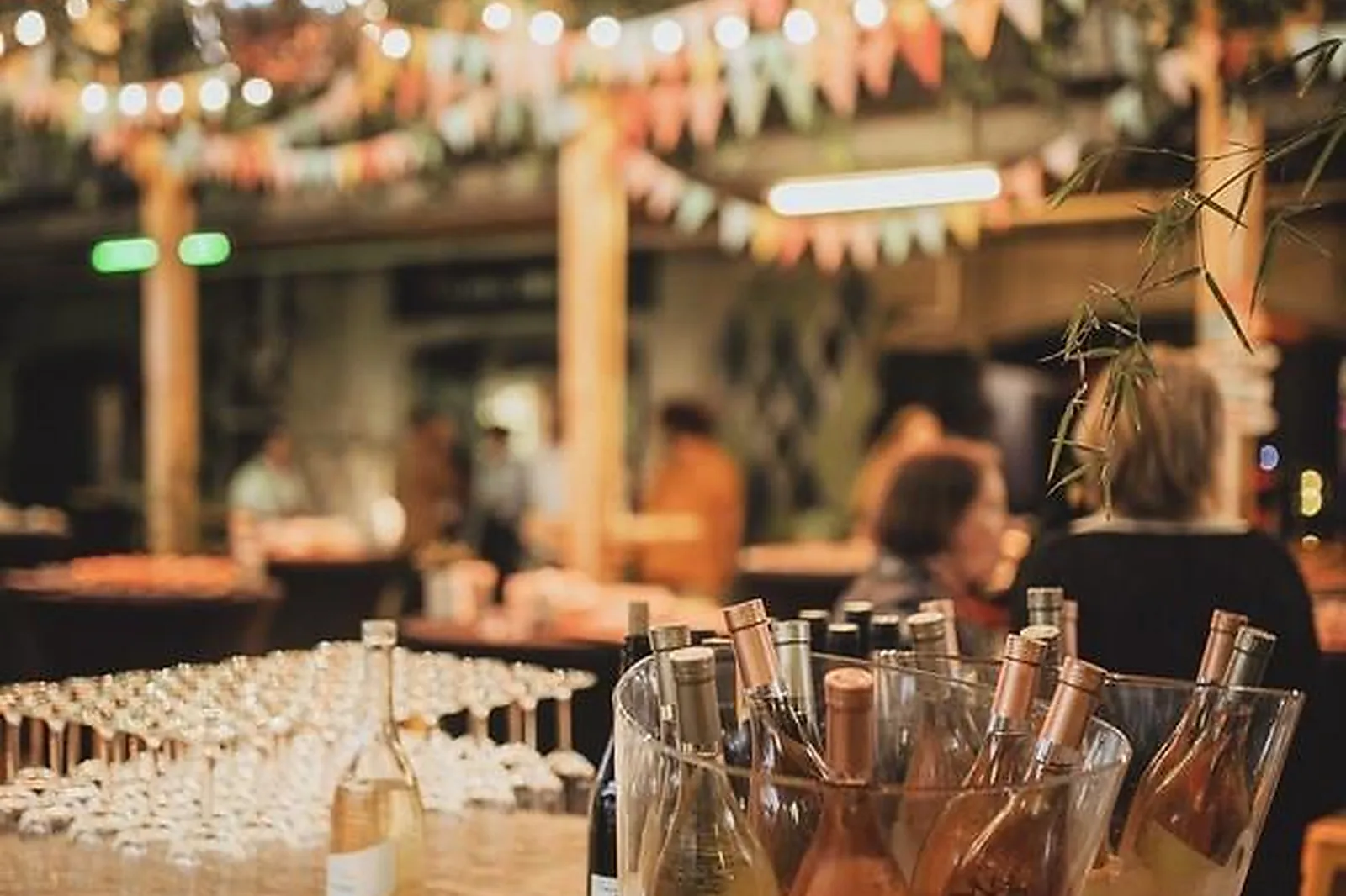 Cafés et Restaurants, RESTAURANTS - MARSEILLE (BOUCHES-DU-RHÔNE) : LA PLACE DES CANAILLES