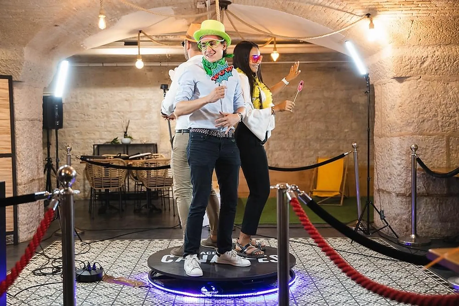 Cafés et Restaurants, RESTAURANTS - MARSEILLE (BOUCHES-DU-RHÔNE) : LA PLACE DES CANAILLES