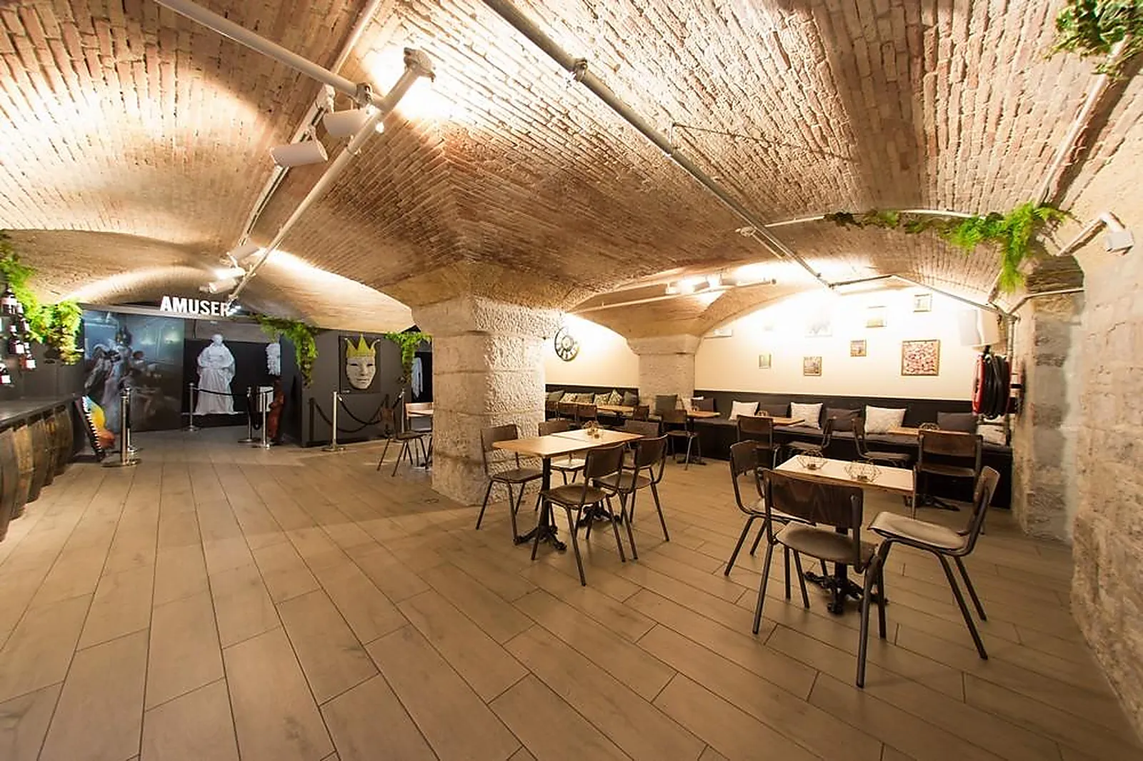 Cafés et Restaurants, RESTAURANTS - MARSEILLE (BOUCHES-DU-RHÔNE) : LA PLACE DES CANAILLES