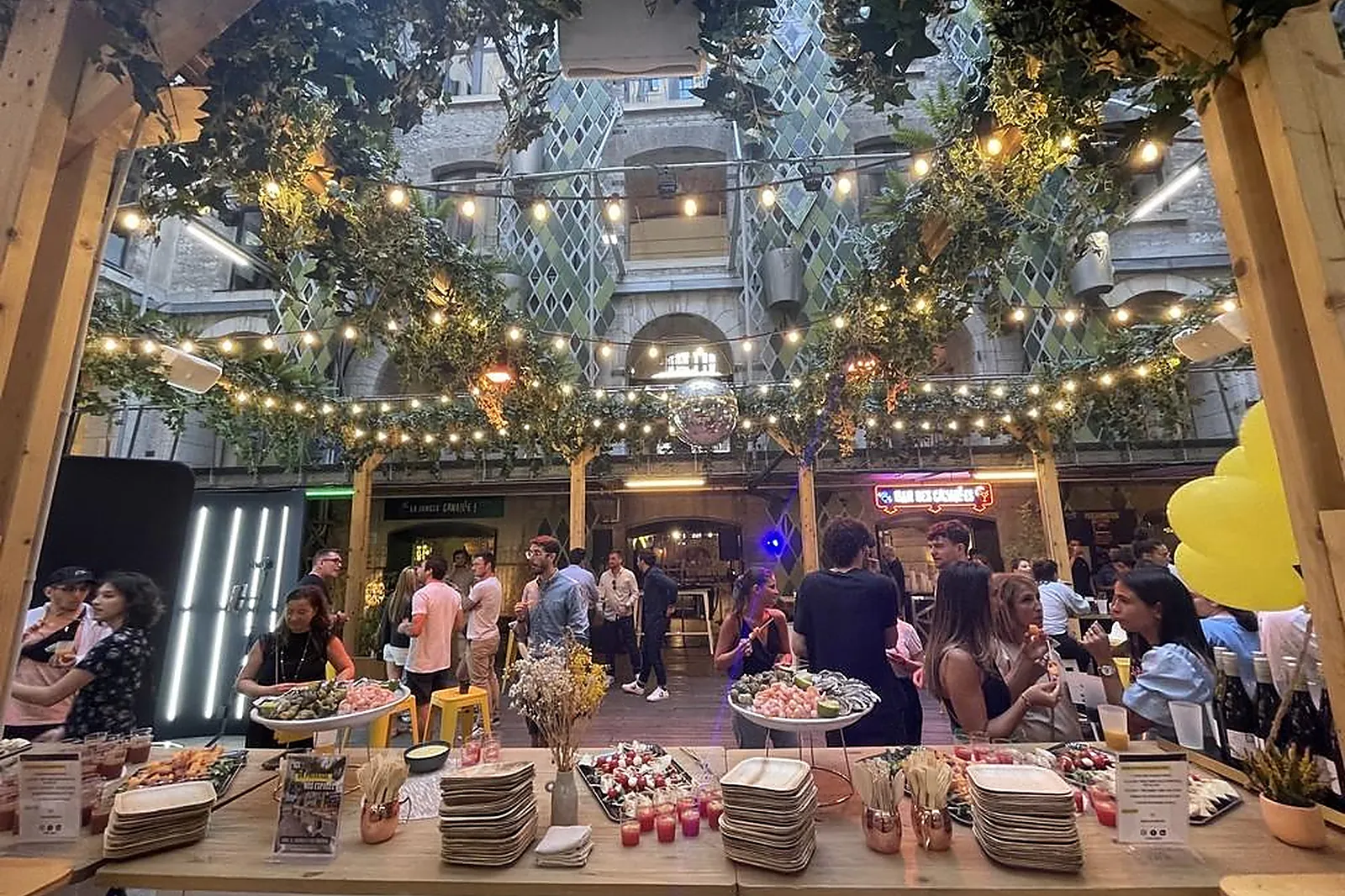 Cafés et Restaurants, RESTAURANTS - MARSEILLE (BOUCHES-DU-RHÔNE) : LA PLACE DES CANAILLES