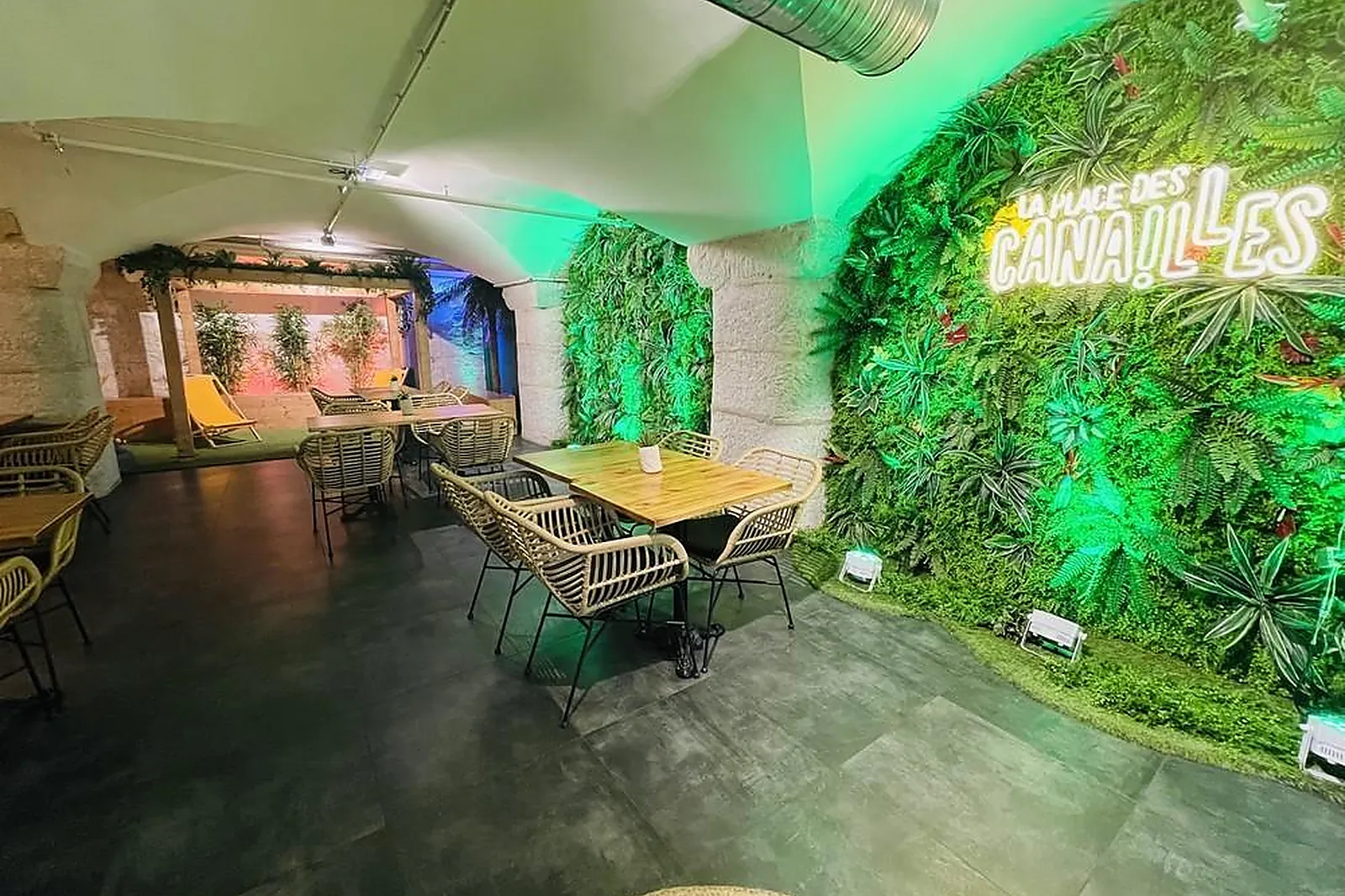 Cafés et Restaurants, RESTAURANTS - MARSEILLE (BOUCHES-DU-RHÔNE) : LA PLACE DES CANAILLES