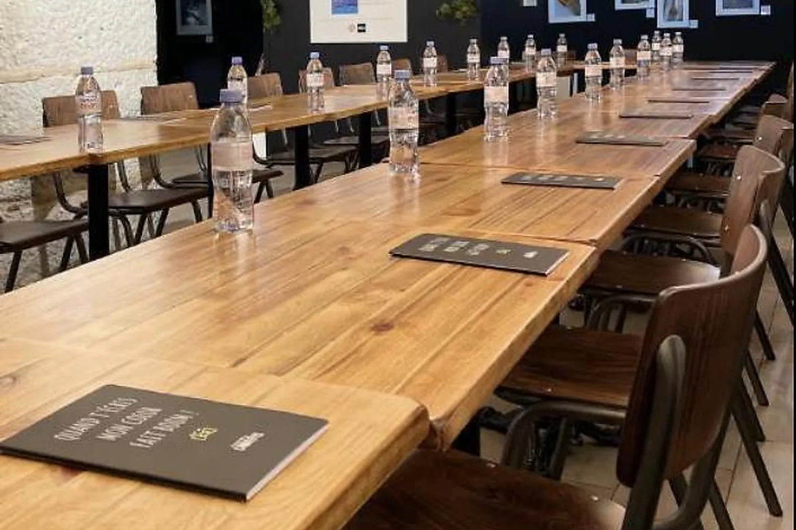 Cafés et Restaurants, RESTAURANTS - MARSEILLE (BOUCHES-DU-RHÔNE) : LA PLACE DES CANAILLES