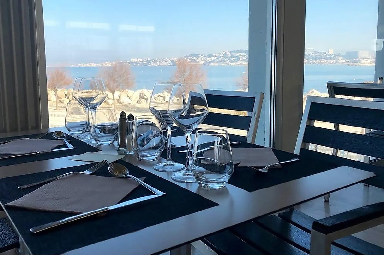 Cafés et Restaurants, RESTAURANTS - MARSEILLE (BOUCHES-DU-RHÔNE) : RESTAURANT LE YACHTING