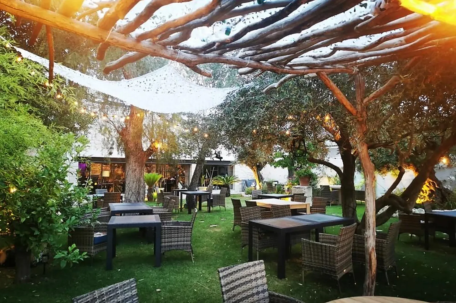 Cafés et Restaurants, RESTAURANTS - MAUGIO (HÉRAULT) : LE CHAT BOTTÉ