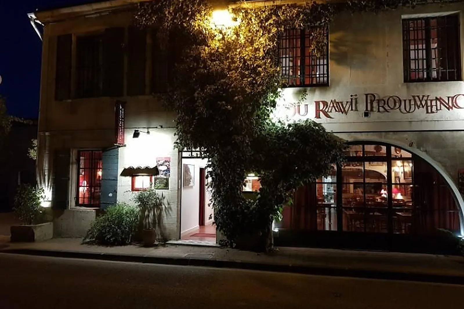 Cafés et Restaurants, RESTAURANTS - MAUSANNE-LES-ALPILLES (BOUCHES-DU-RHÔNE) : OU RAVI PROUVENCAU
