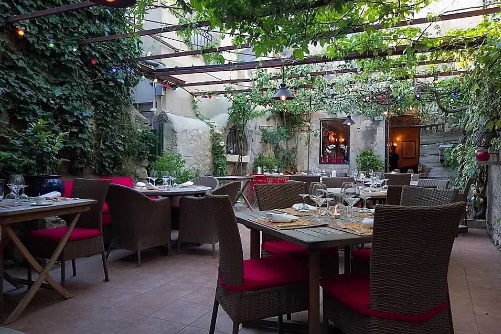 Cafés et Restaurants, RESTAURANTS - MAUSANNE-LES-ALPILLES (BOUCHES-DU-RHÔNE) : OU RAVI PROUVENCAU