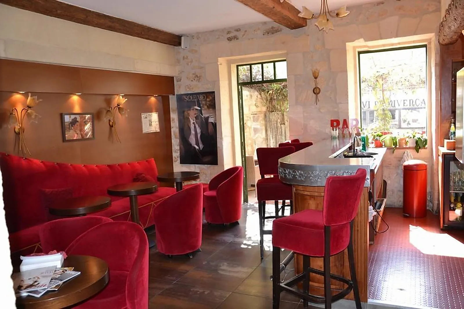 Cafés et Restaurants, RESTAURANTS - MAUSANNE-LES-ALPILLES (BOUCHES-DU-RHÔNE) : OU RAVI PROUVENCAU