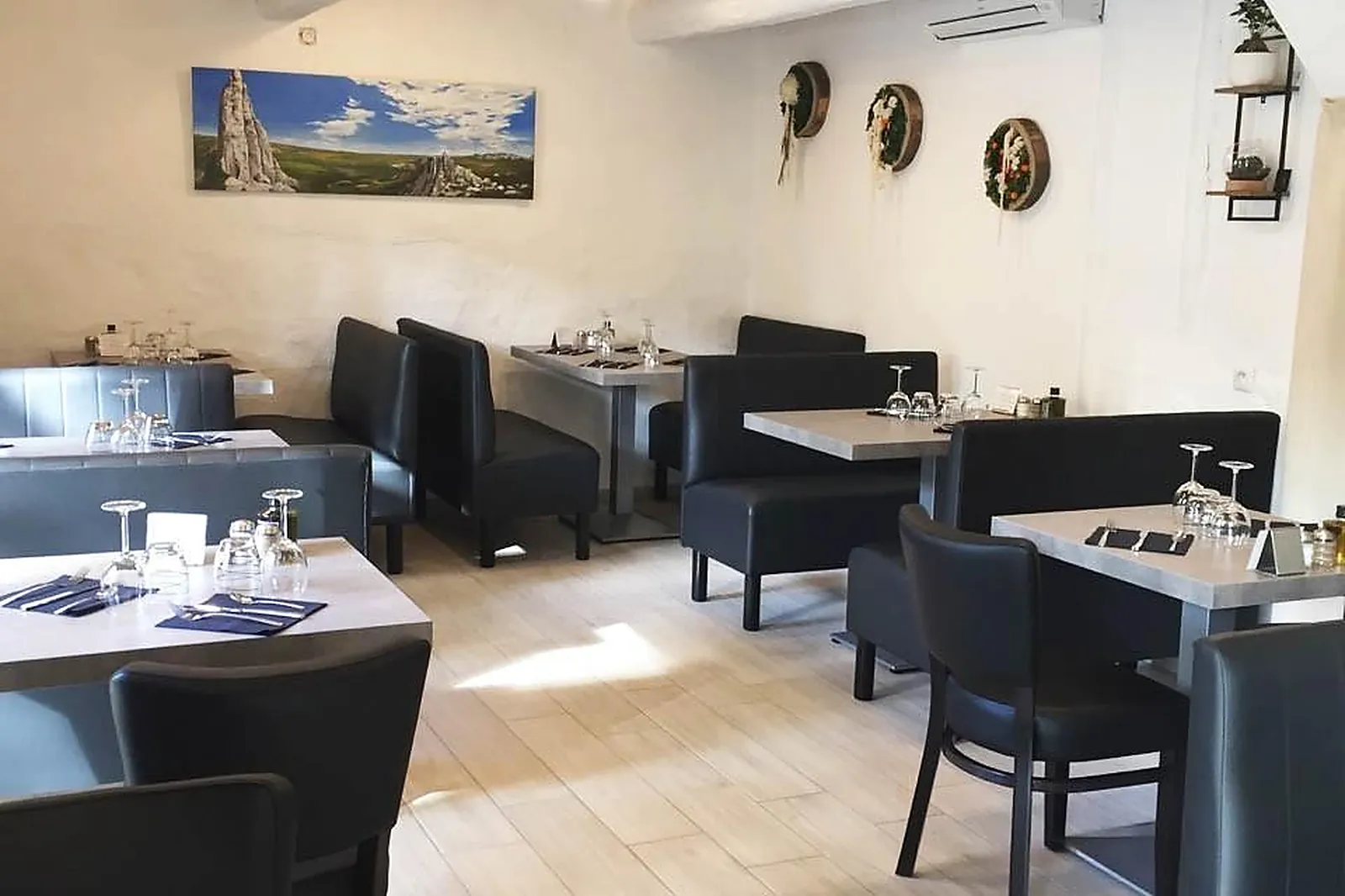 Cafés et Restaurants, RESTAURANTS - MAUSSANE-LES-ALPILLES (BOUCHES-DU-RHÔNE) : AU 49 CHEZ GWEN ET ALEX