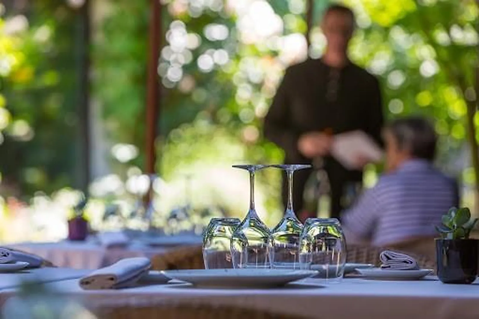 Cafés et Restaurants, RESTAURANTS - MEUDON (HAUTS-DE-SEINE) : LL&RSQUO;ESCARBILLE
