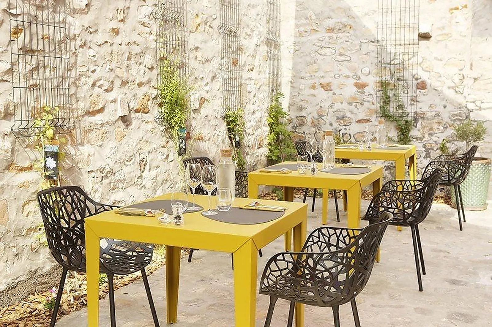 Cafés et Restaurants, RESTAURANTS - MILLY-LA-FORET (ESSONNE) : LES COQS RESTAURANT