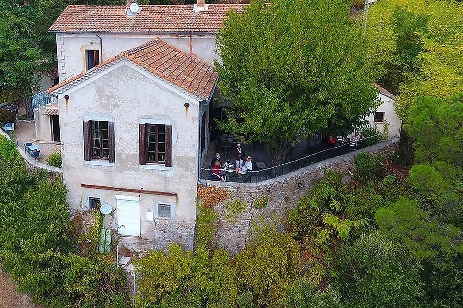 Cafés et Restaurants, RESTAURANTS - MONOBLET (GARD) : AUBERGE DE VALESTALIÈRE