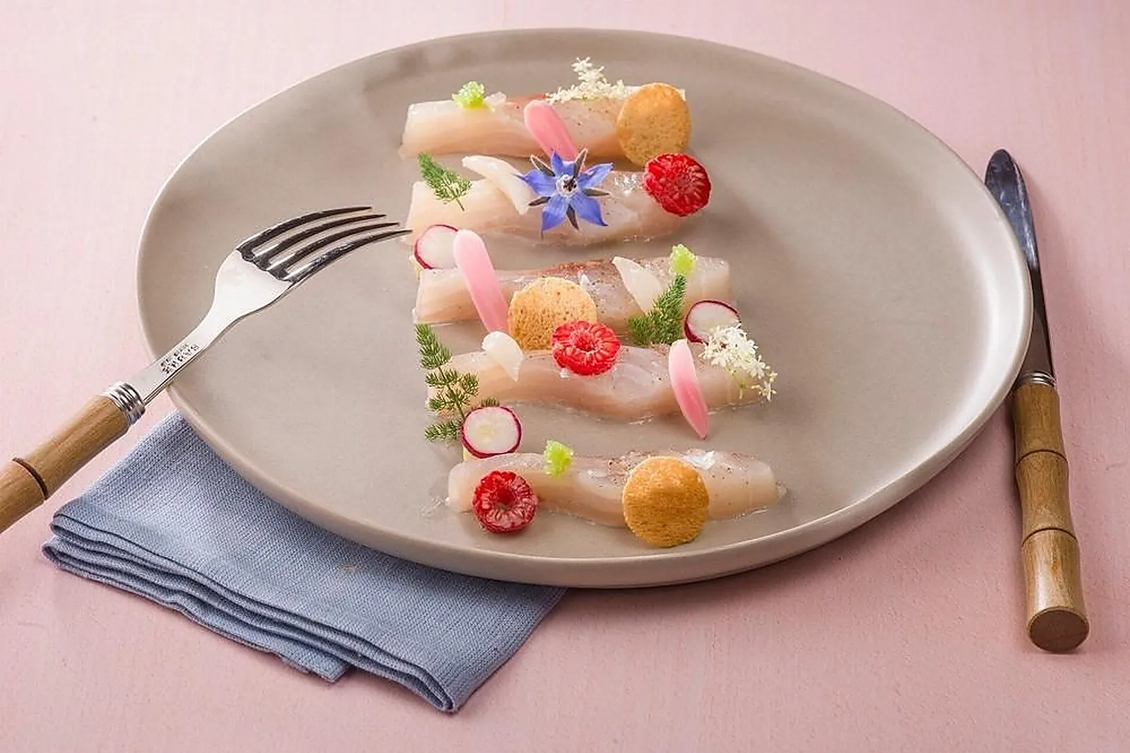 Cafés et Restaurants, RESTAURANTS - MONTARCHER (LOIRE) : LE CLOS PERCHÉ