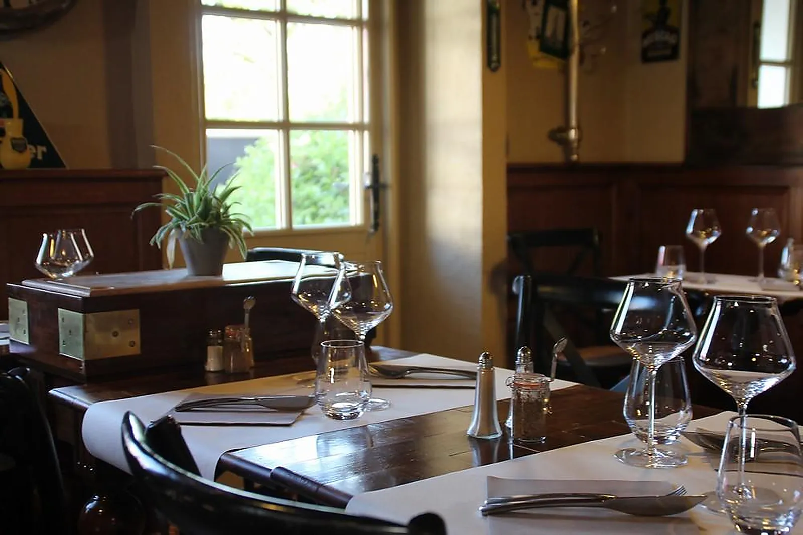 Cafés et Restaurants, RESTAURANTS - MONTEREAU-FAULT-YONNE (SEINE-ET-MARNE) : LL&RSQUO;ENTRE NOUES