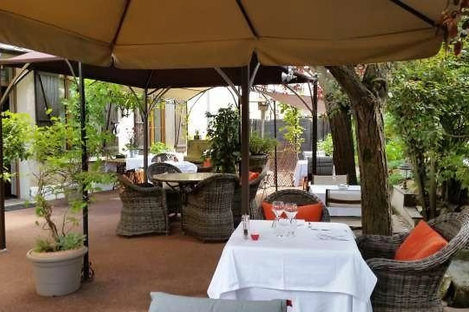 Cafés et Restaurants, RESTAURANTS - MONTREUIL-SUR-EPTE (VAL-DL&RSQUO;OISE) : LA ZOLIOBERGE