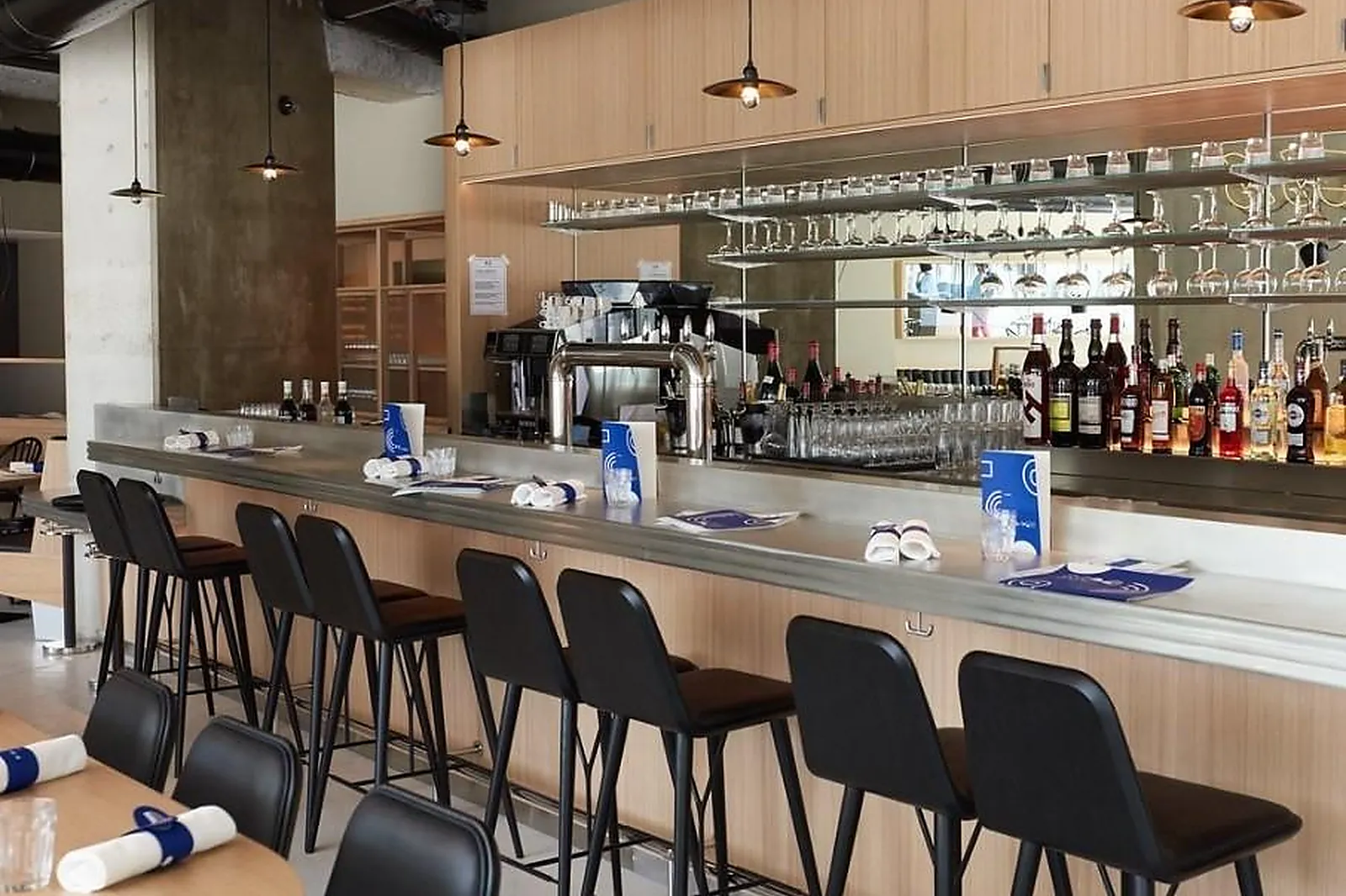 Cafés et Restaurants, RESTAURANTS - NANTERRE (HAUTS-DE-SEINE) : BIB AND GUSS