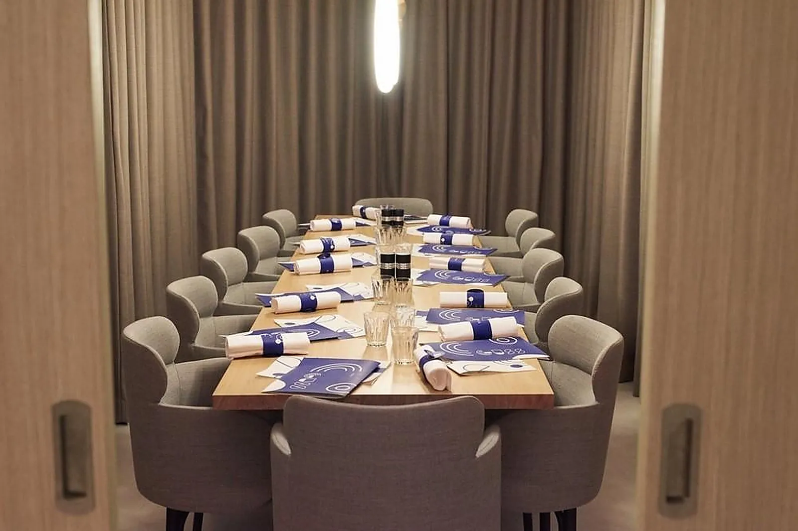 Cafés et Restaurants, RESTAURANTS - NANTERRE (HAUTS-DE-SEINE) : BIB AND GUSS