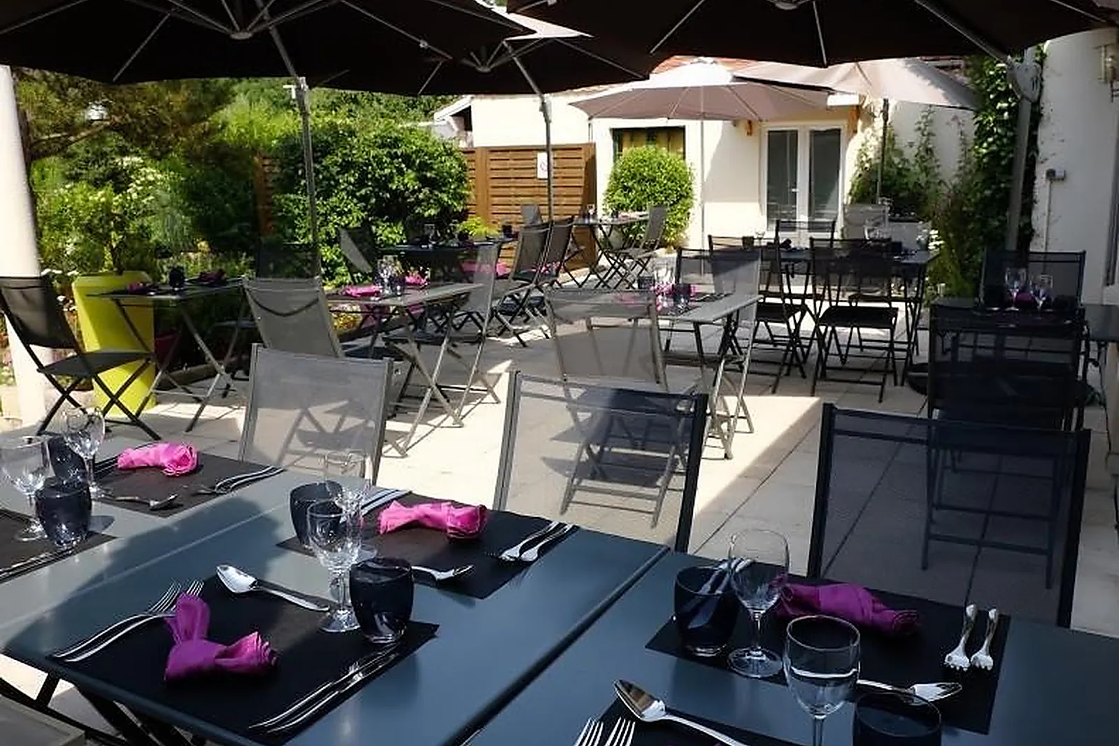 Cafés et Restaurants, RESTAURANTS - NEAUPHLE-LE-CHATEAU (YVELINES) : LA GRIOTTE
