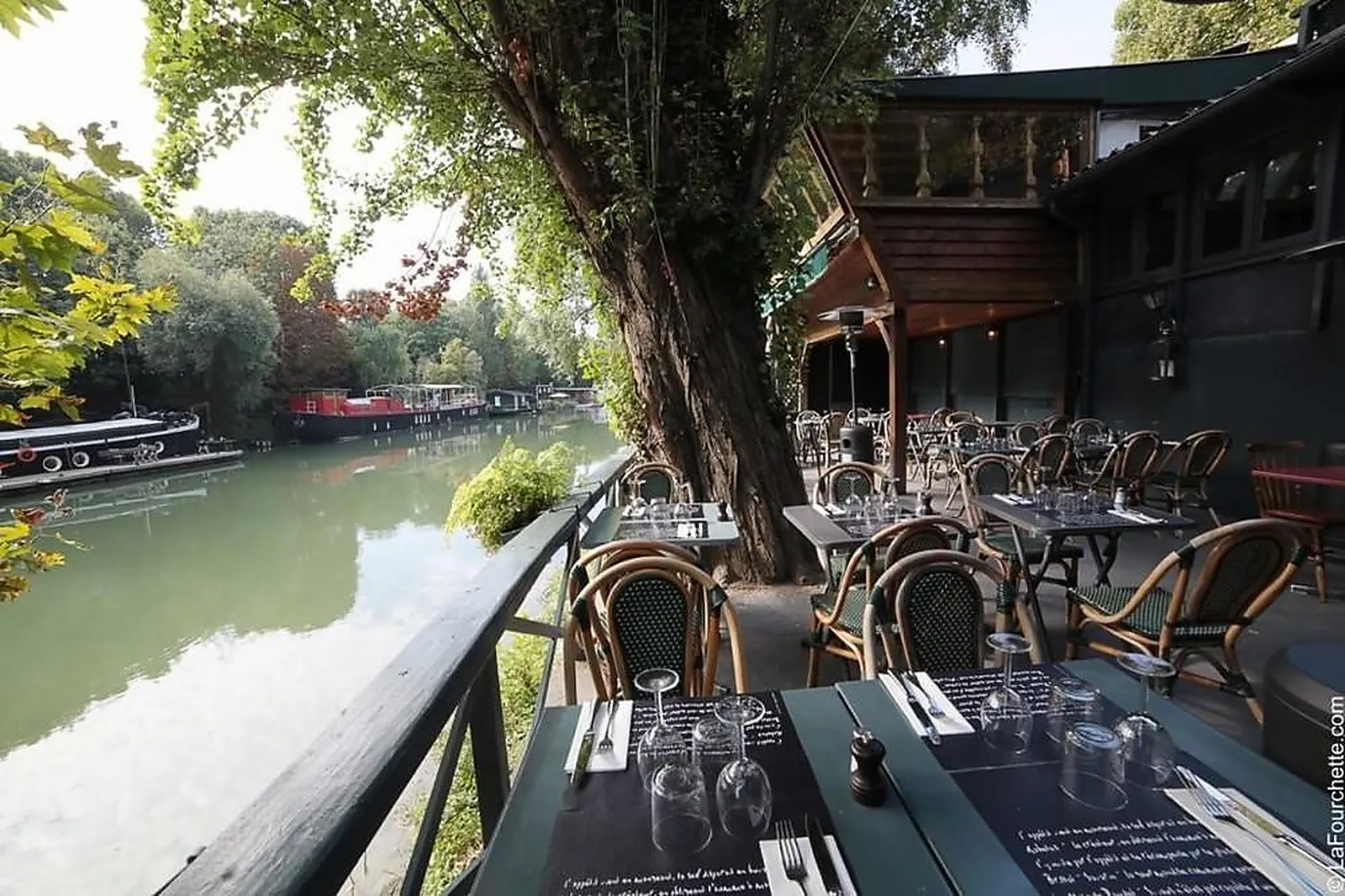 Cafés et Restaurants, RESTAURANTS - NEUILLY-SUR-SEINE (HAUTS-DE-SEINE) : LES PIEDS DANS LL&RSQUO;EAU