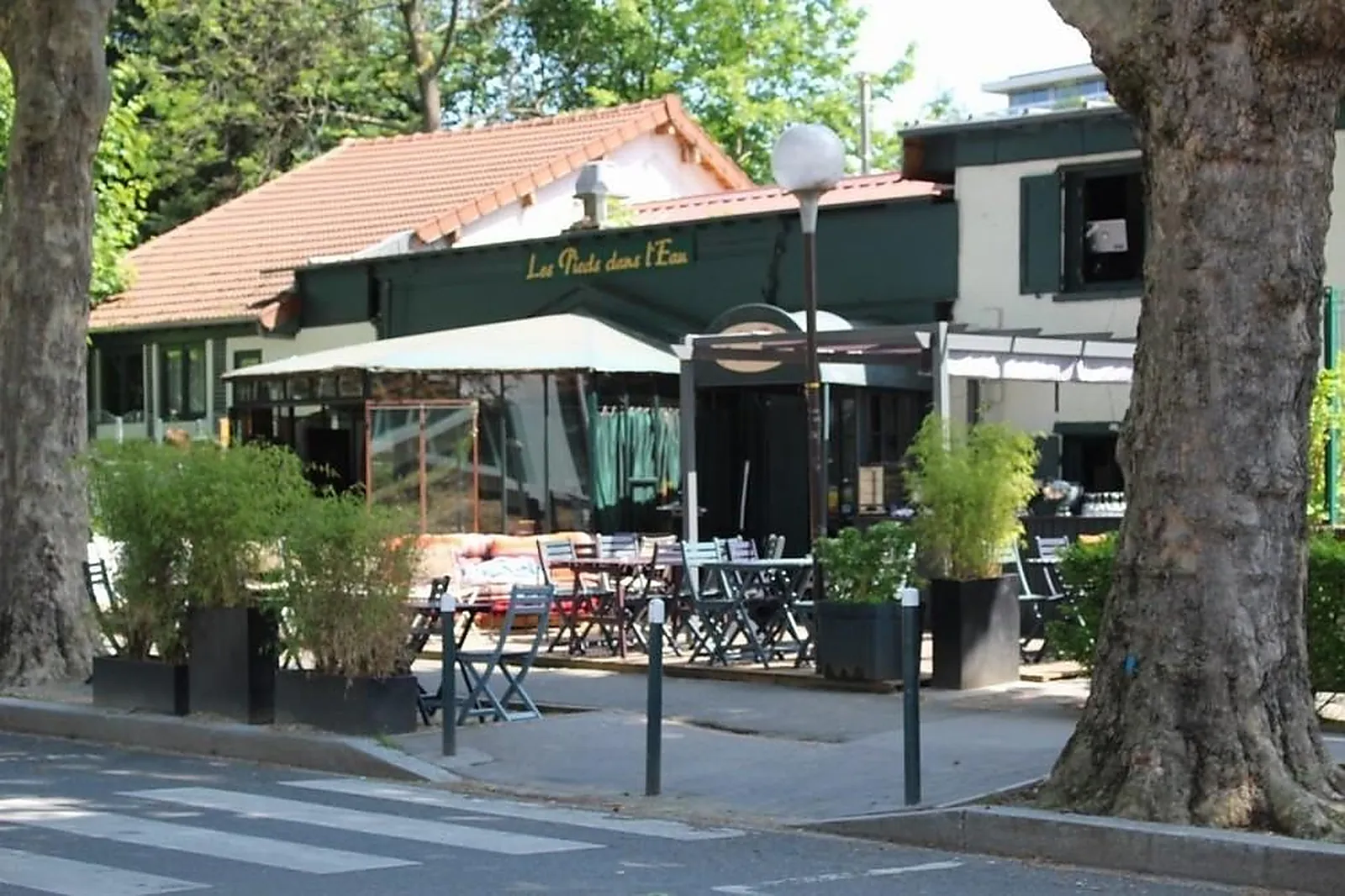 Cafés et Restaurants, RESTAURANTS - NEUILLY-SUR-SEINE (HAUTS-DE-SEINE) : LES PIEDS DANS LL&RSQUO;EAU