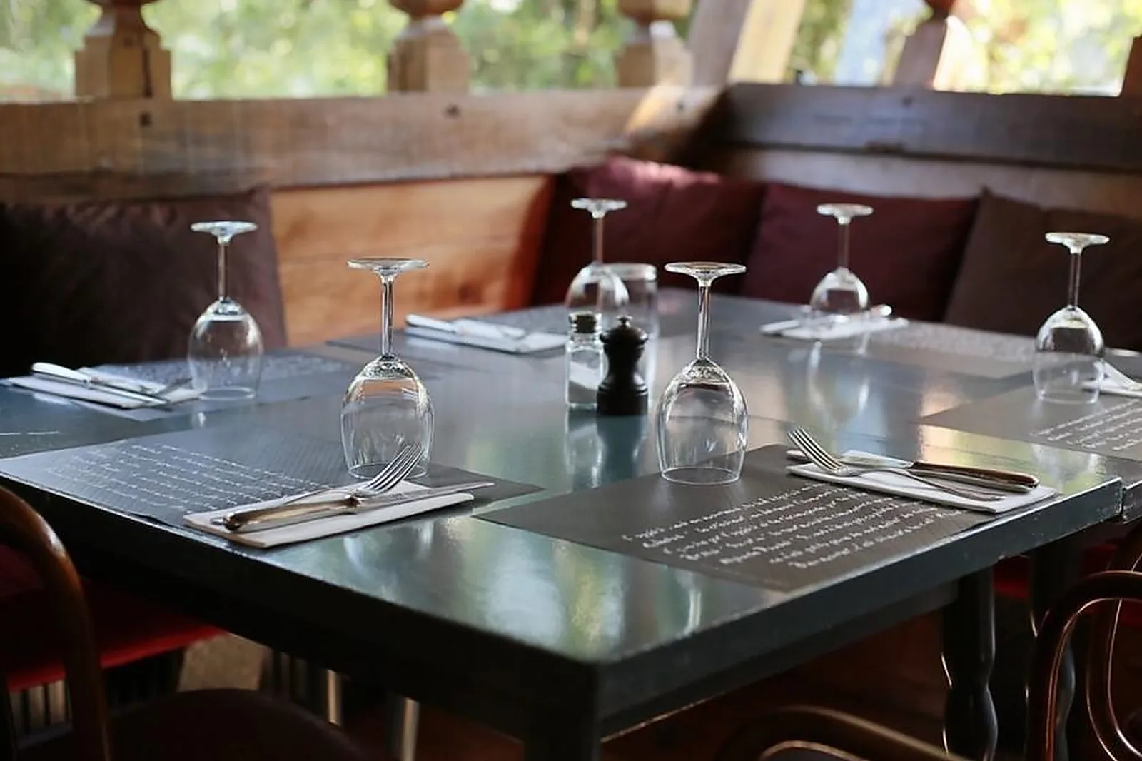 Cafés et Restaurants, RESTAURANTS - NEUILLY-SUR-SEINE (HAUTS-DE-SEINE) : LES PIEDS DANS LL&RSQUO;EAU