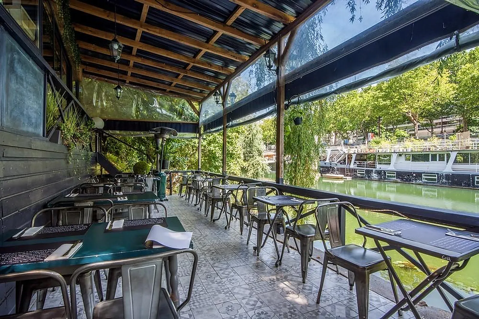 Cafés et Restaurants, RESTAURANTS - NEUILLY-SUR-SEINE (HAUTS-DE-SEINE) : LES PIEDS DANS LL&RSQUO;EAU