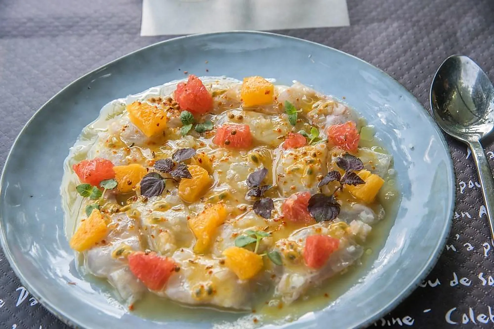 Cafés et Restaurants, RESTAURANTS - NEUILLY-SUR-SEINE (HAUTS-DE-SEINE) : LES PIEDS DANS LL&RSQUO;EAU