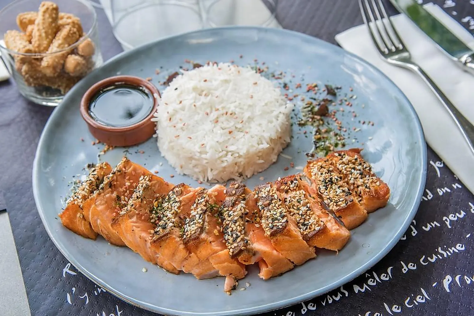Cafés et Restaurants, RESTAURANTS - NEUILLY-SUR-SEINE (HAUTS-DE-SEINE) : LES PIEDS DANS LL&RSQUO;EAU
