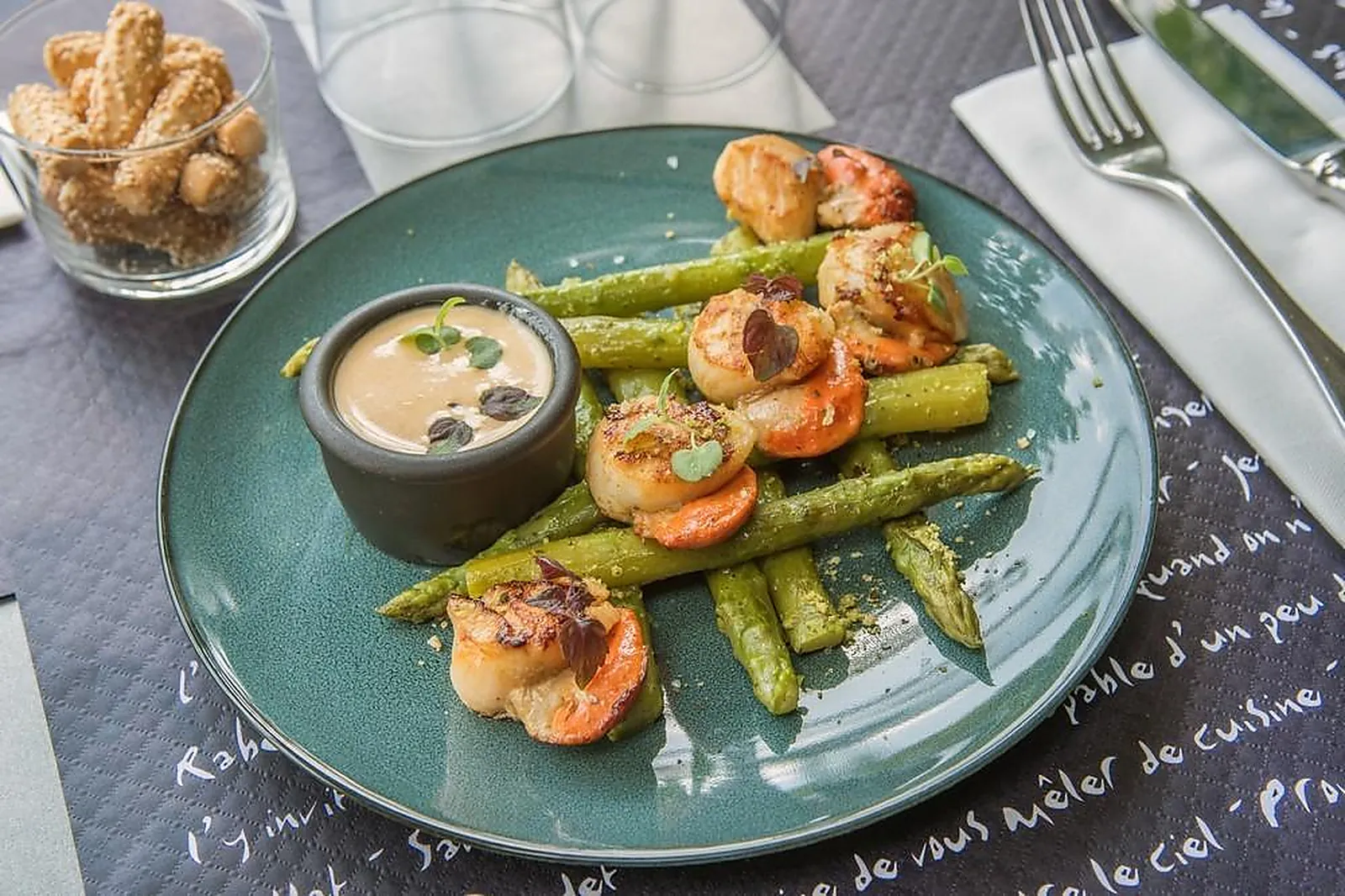 Cafés et Restaurants, RESTAURANTS - NEUILLY-SUR-SEINE (HAUTS-DE-SEINE) : LES PIEDS DANS LL&RSQUO;EAU