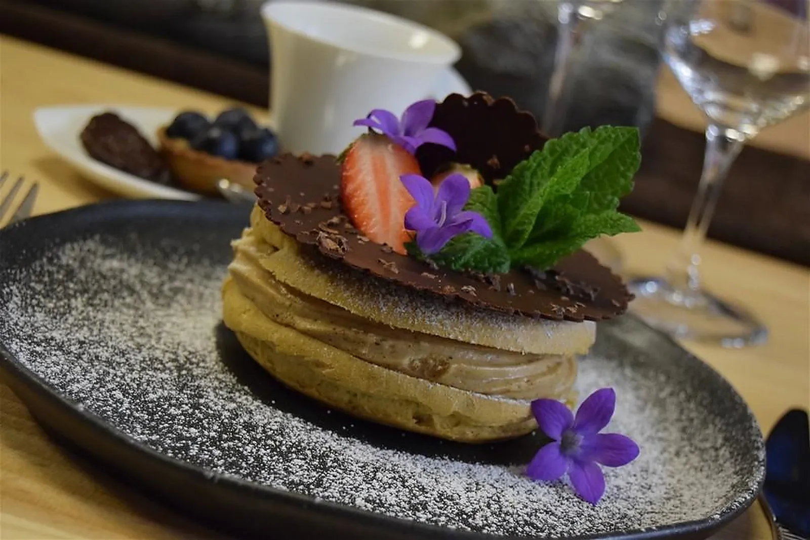Cafés et Restaurants, RESTAURANTS - NEVERS (NIÈVRE) : LA TABLE DL&RSQUO;ELO
