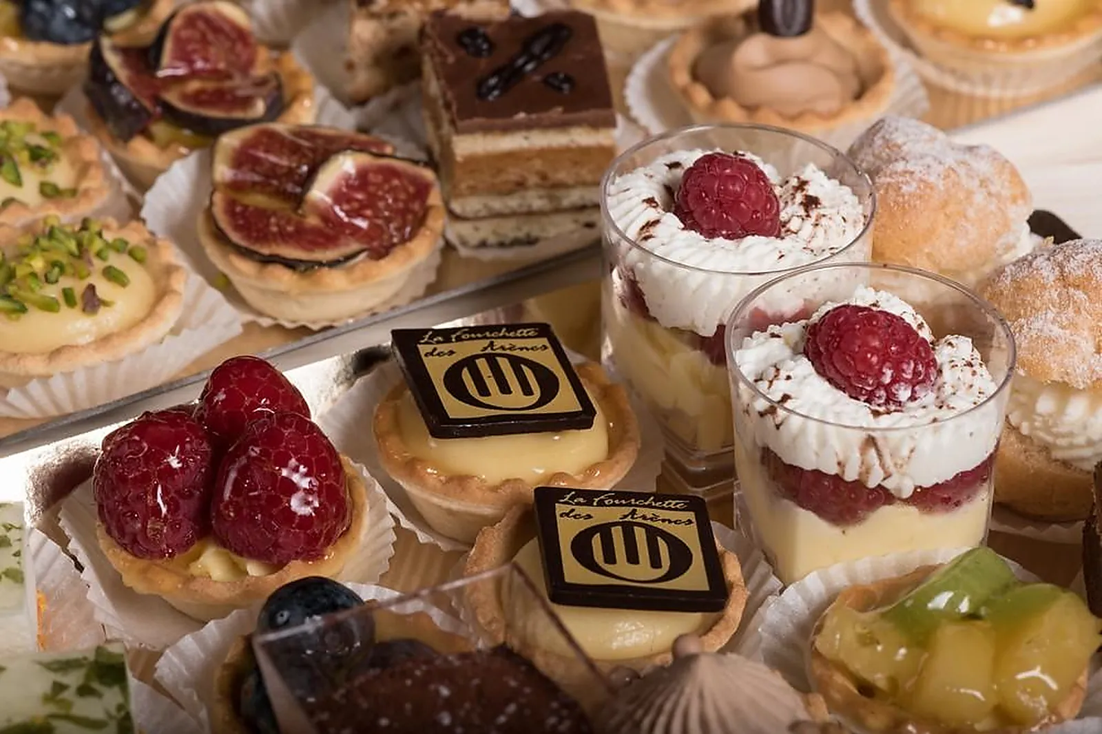 Cafés et Restaurants, RESTAURANTS - NÎMES (GARD) : A LA FOURCHETTE DES ARÈNES